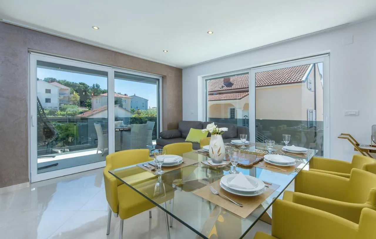 Modern Apartments With Shared Pool Near The Sea Пула Гостевой дом