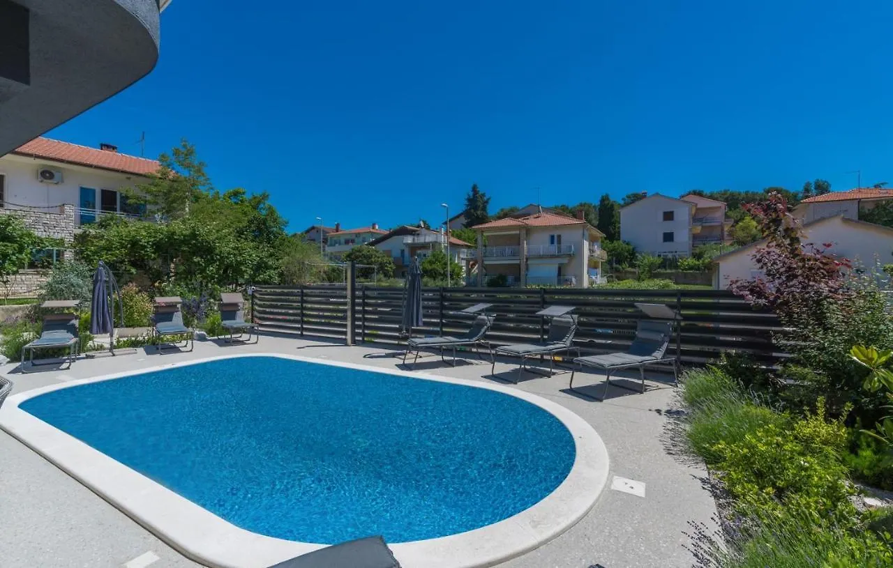 Modern Apartments With Shared Pool Near The Sea Gostinjska kuća Pula