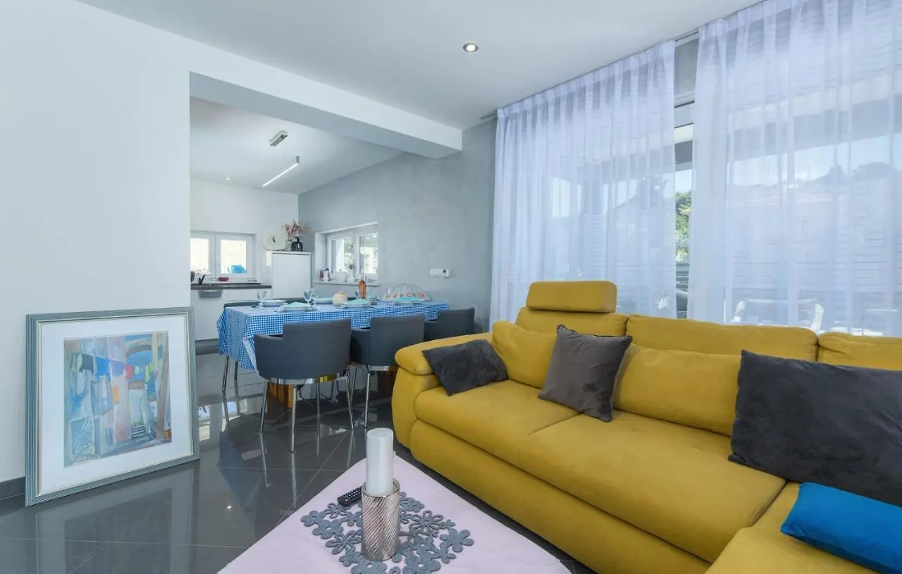 Гостевой дом Modern Apartments With Shared Pool Near The Sea Пула