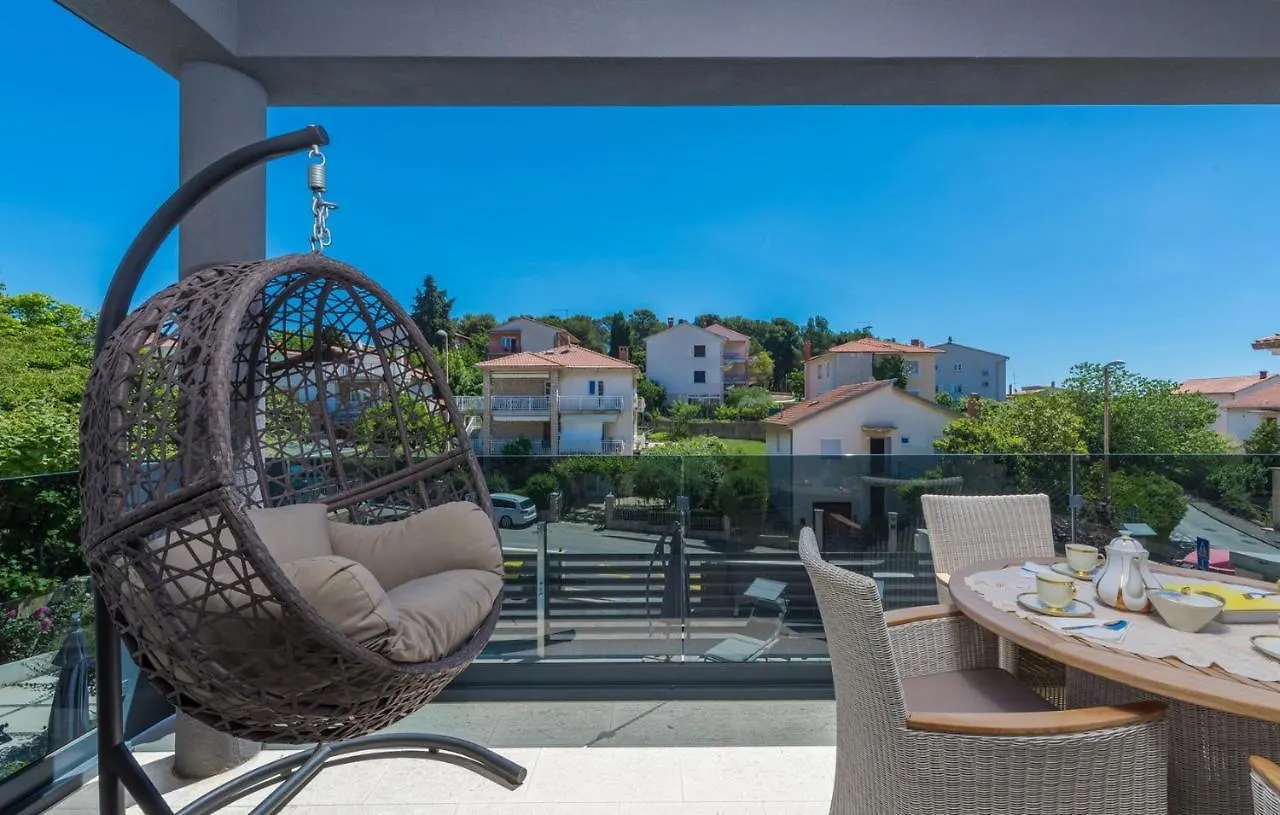 Modern Apartments With Shared Pool Near The Sea Пула Гостевой дом