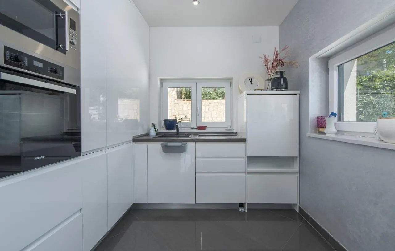Gostinjska kuća Modern Apartments With Shared Pool Near The Sea Croatia