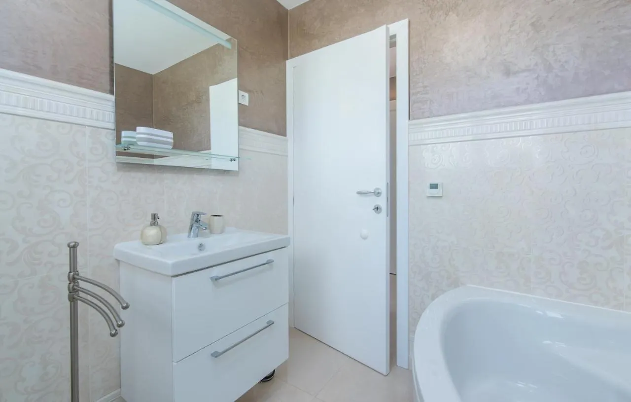 Modern Apartments With Shared Pool Near The Sea Пула
