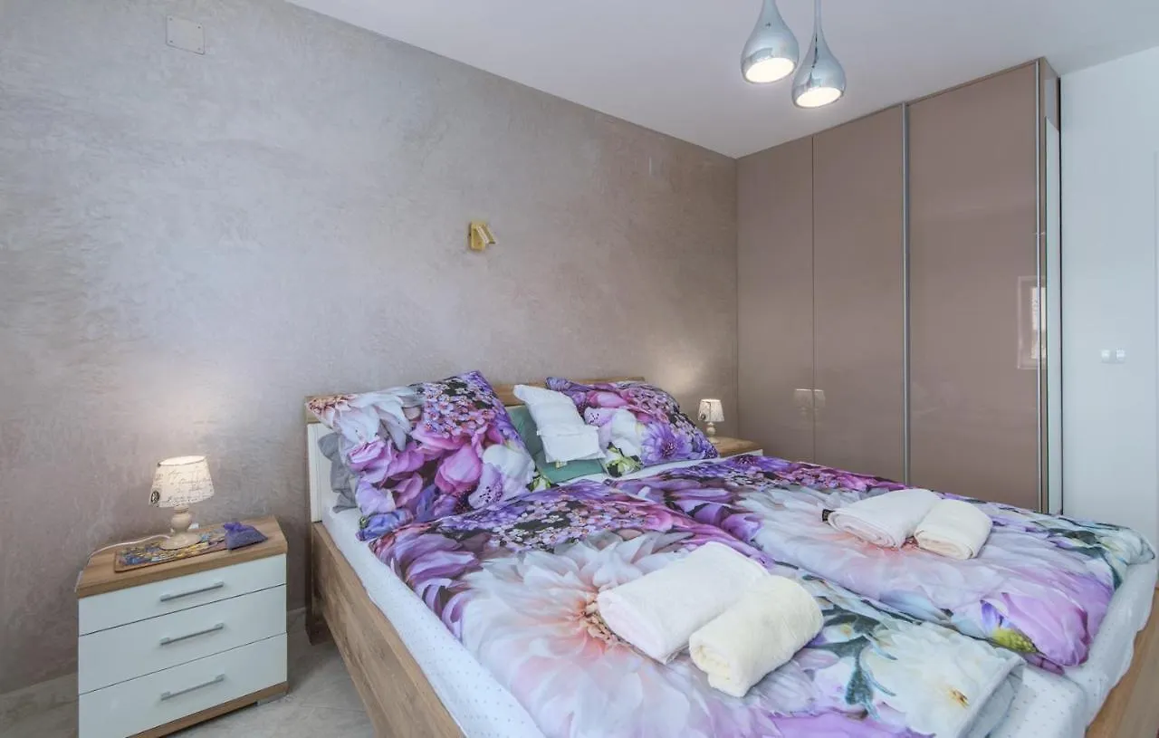 Гостевой дом Modern Apartments With Shared Pool Near The Sea Пула